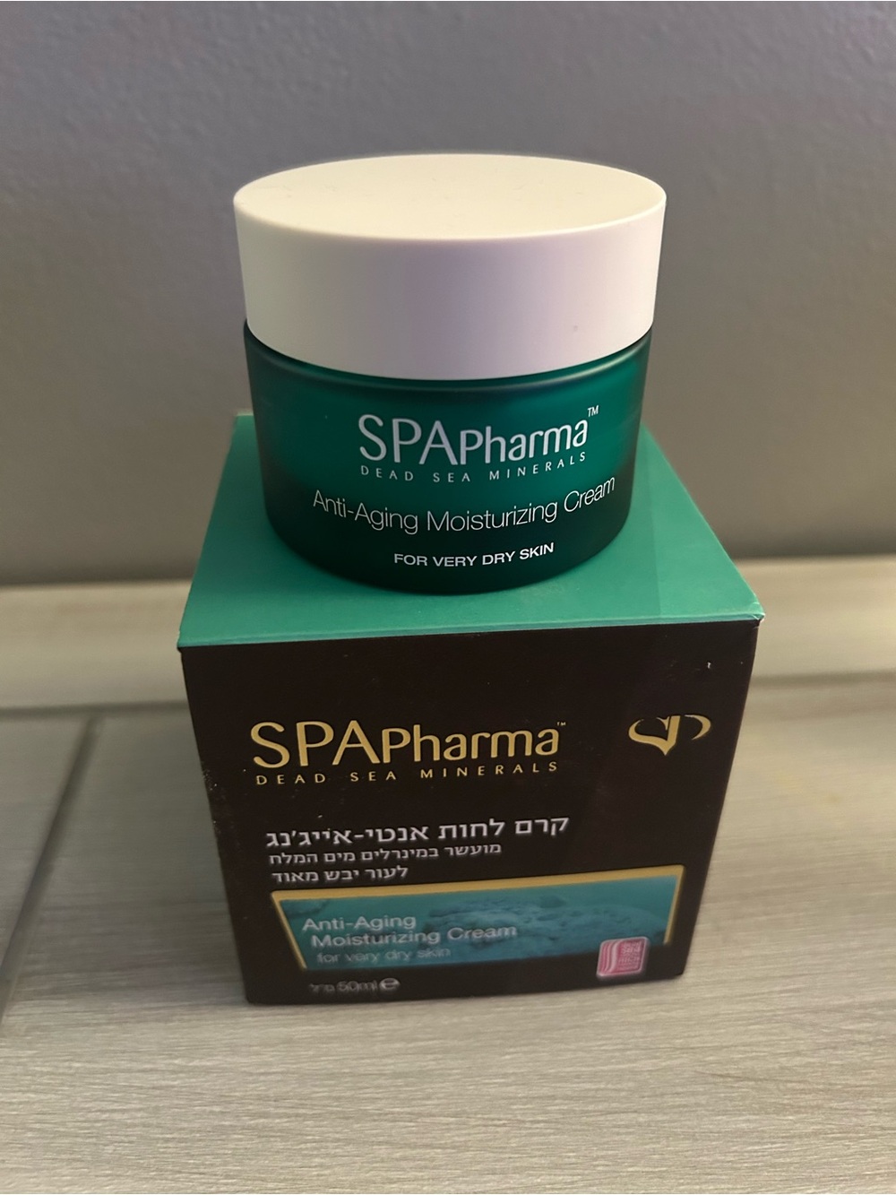 Dead Sea minerals anti-aging moisturizing cream